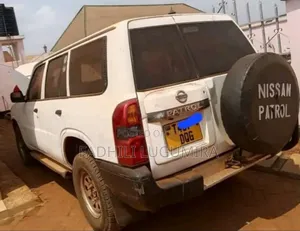 Nissan Patrol 2000 White