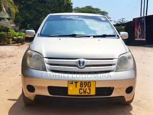 Toyota IST 2004 Silver