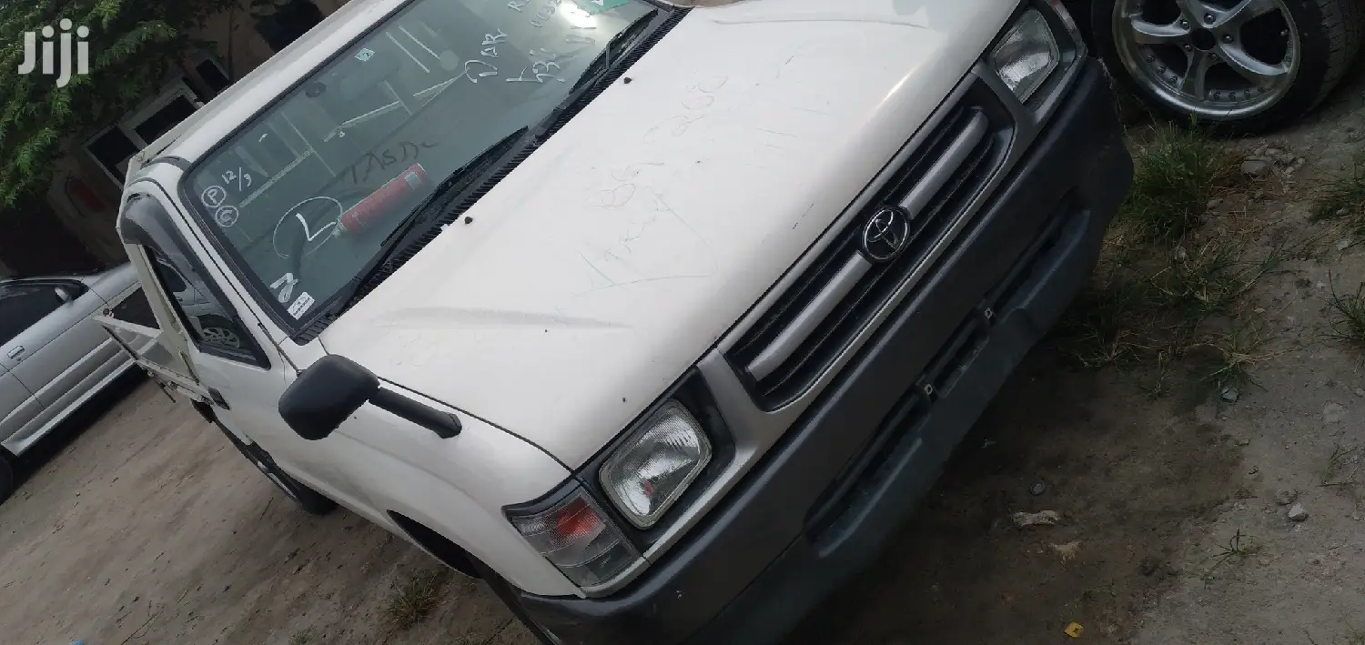 Toyota Hilux 2001 White