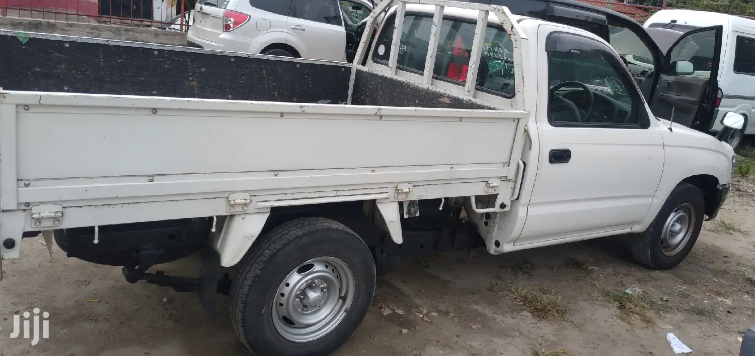 Toyota Hilux 2001 White
