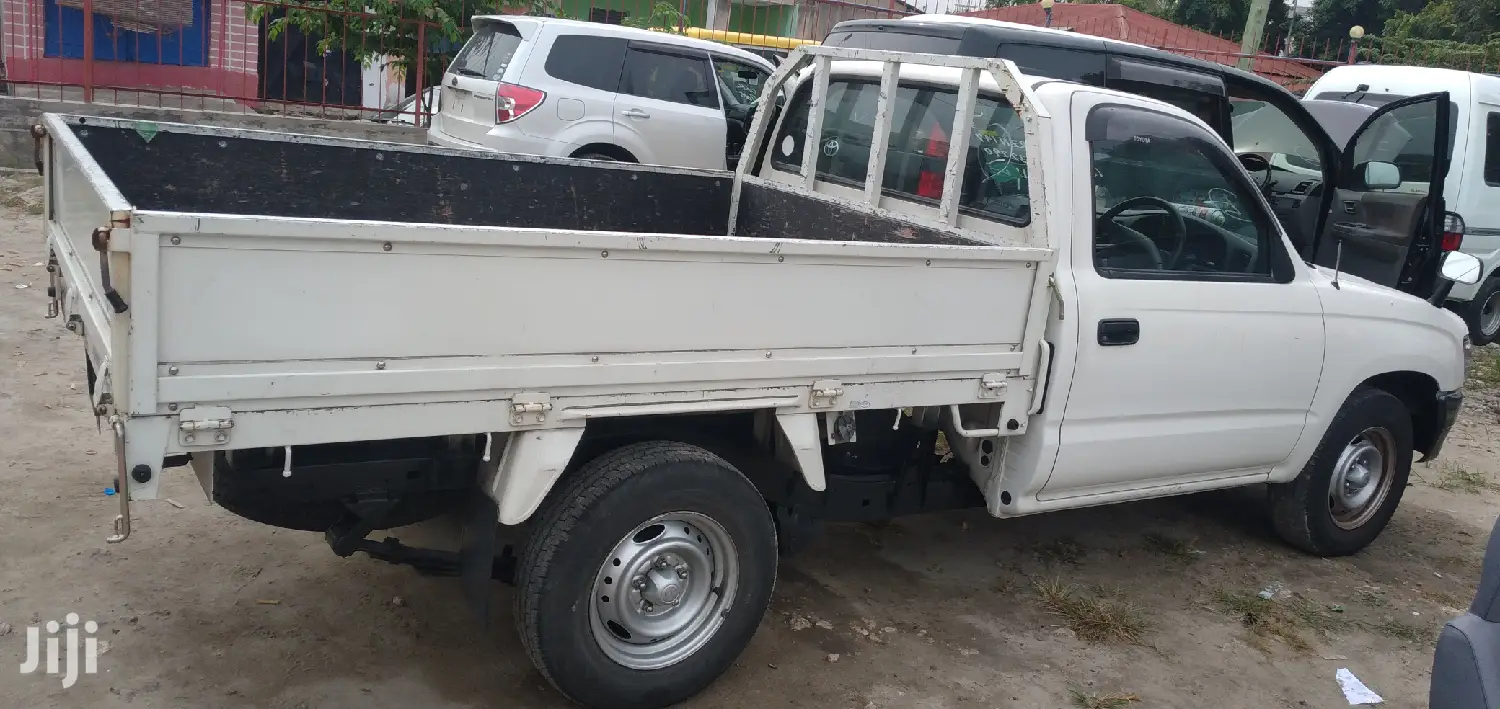 Toyota Hilux 2001 White