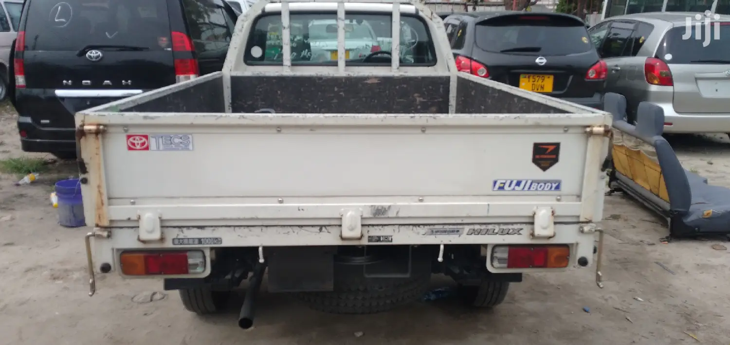 Toyota Hilux 2001 White