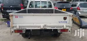 Toyota Hilux 2001 White