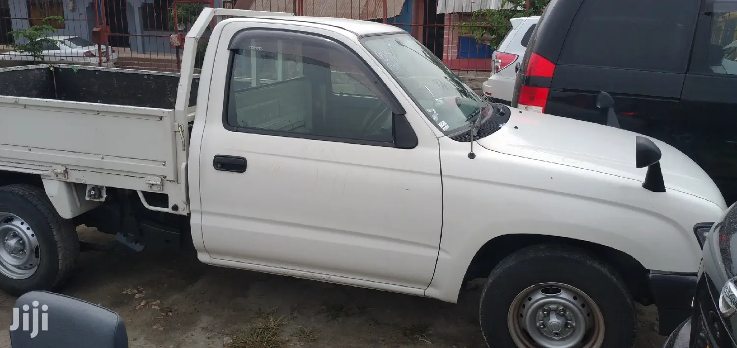 Toyota Hilux 2001 White