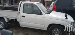 Toyota Hilux 2001 White