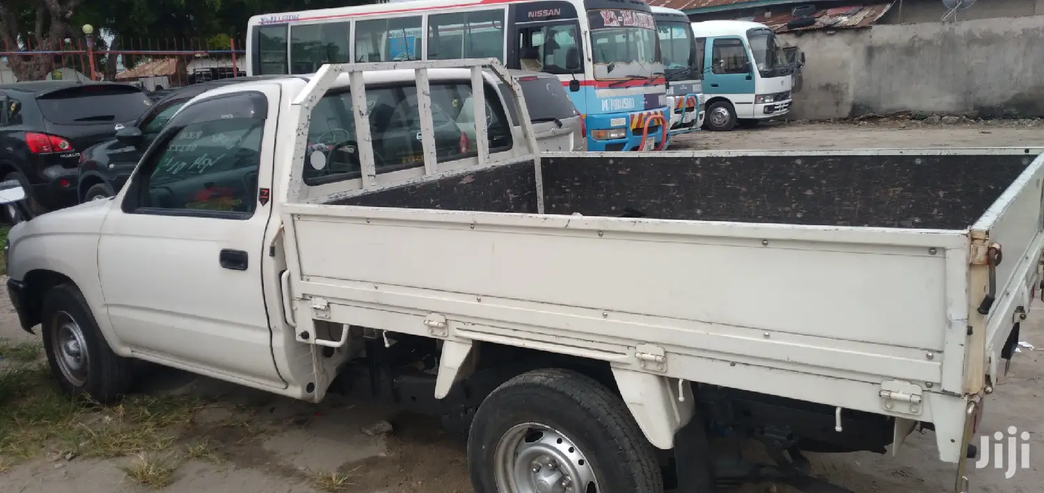 Toyota Hilux 2001 White