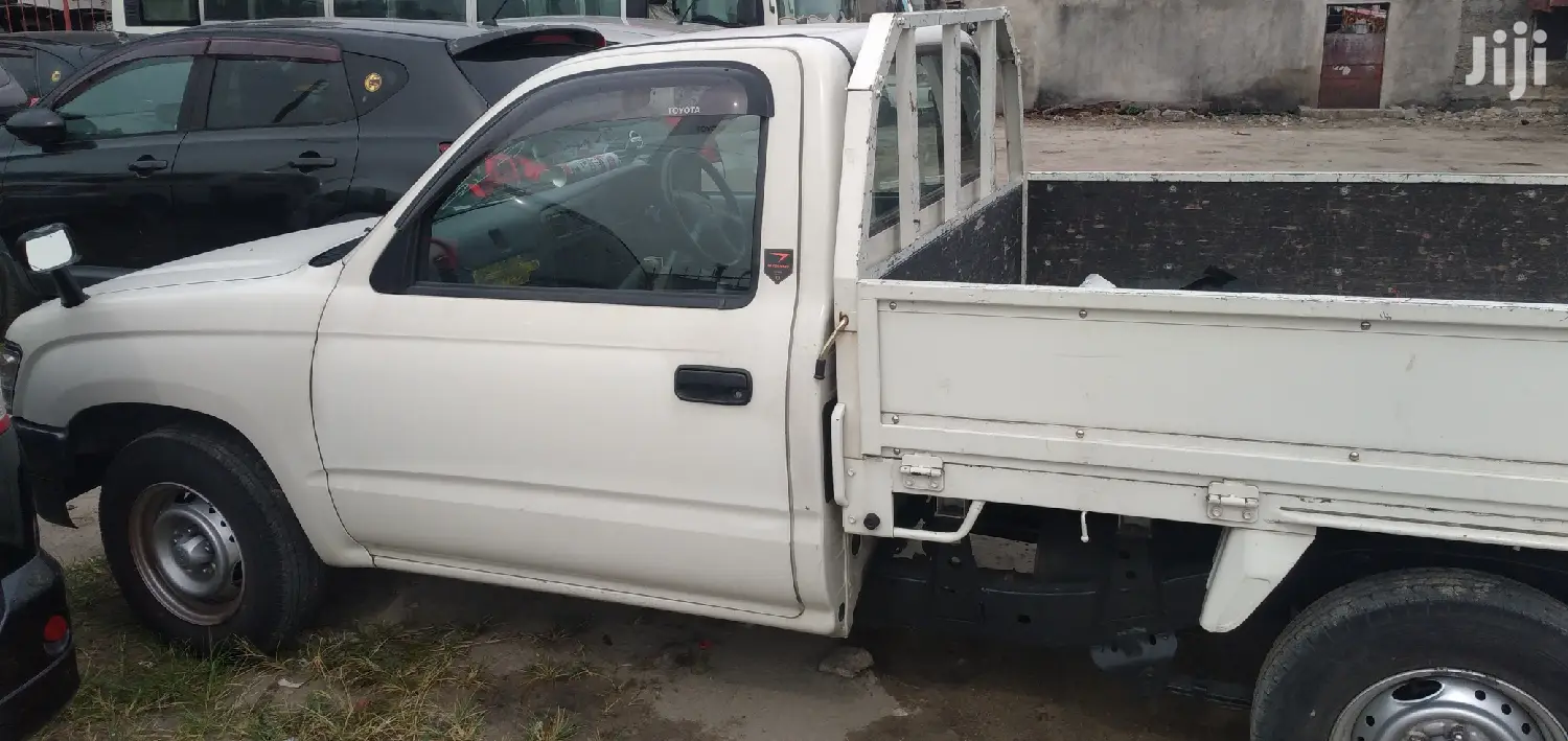 Toyota Hilux 2001 White