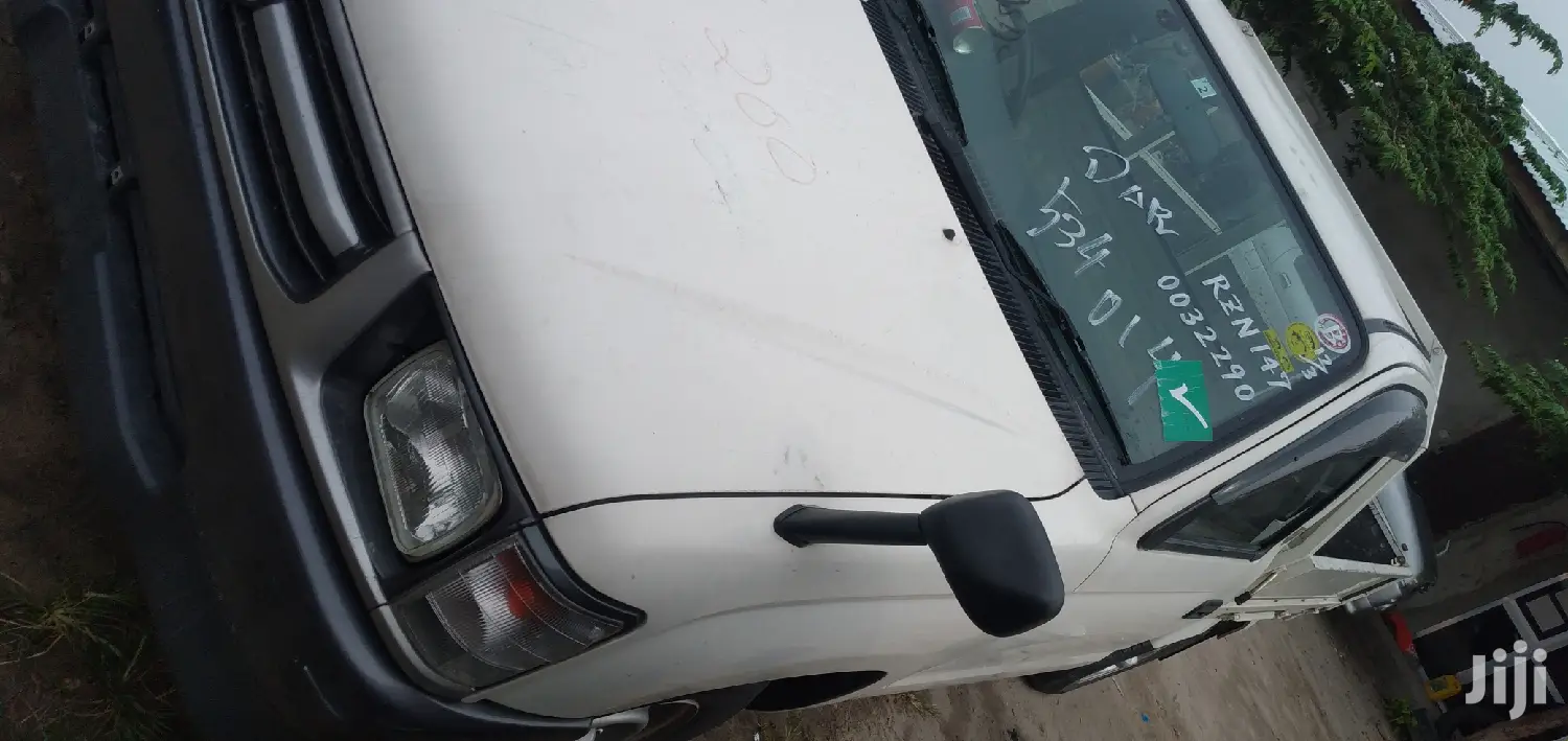 Toyota Hilux 2001 White