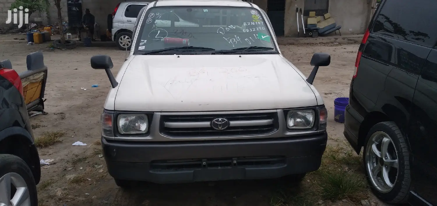 Toyota Hilux 2001 White
