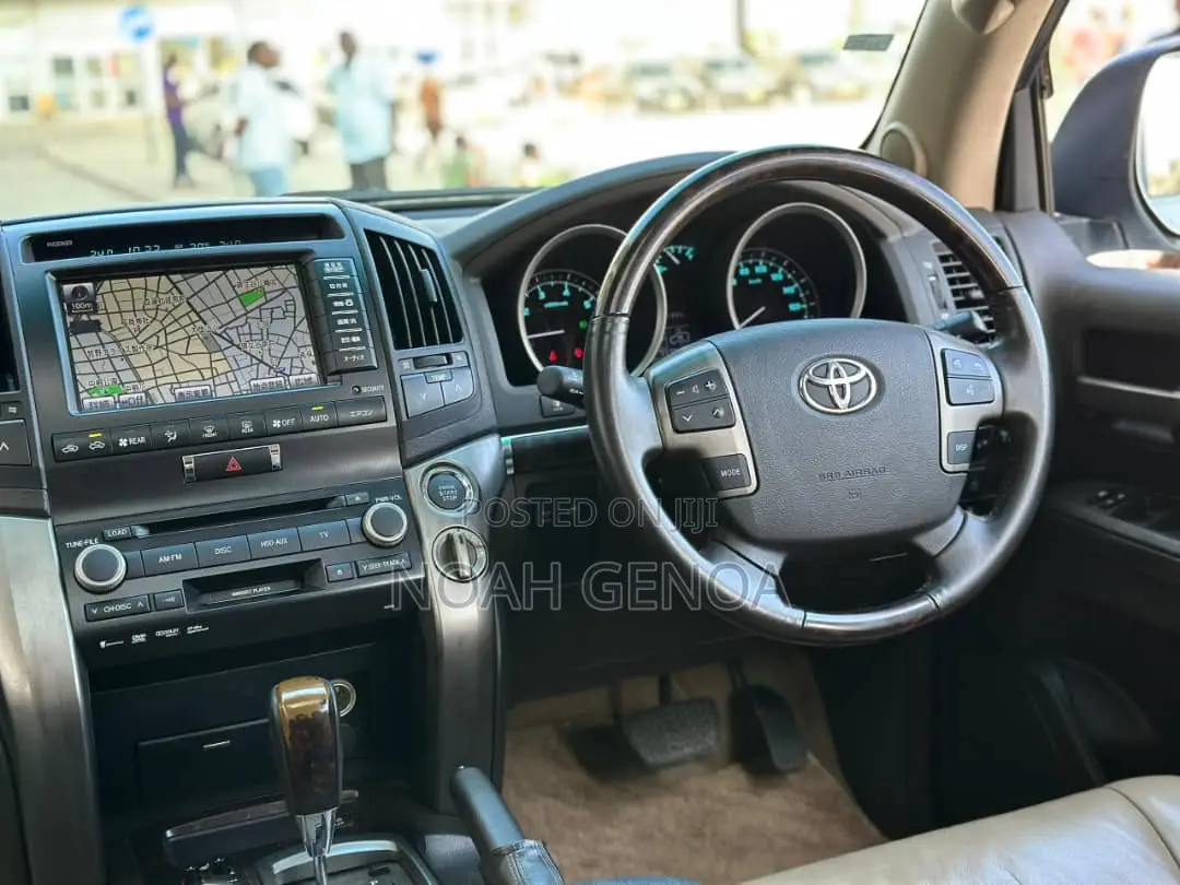 Toyota Land Cruiser 2011 White
