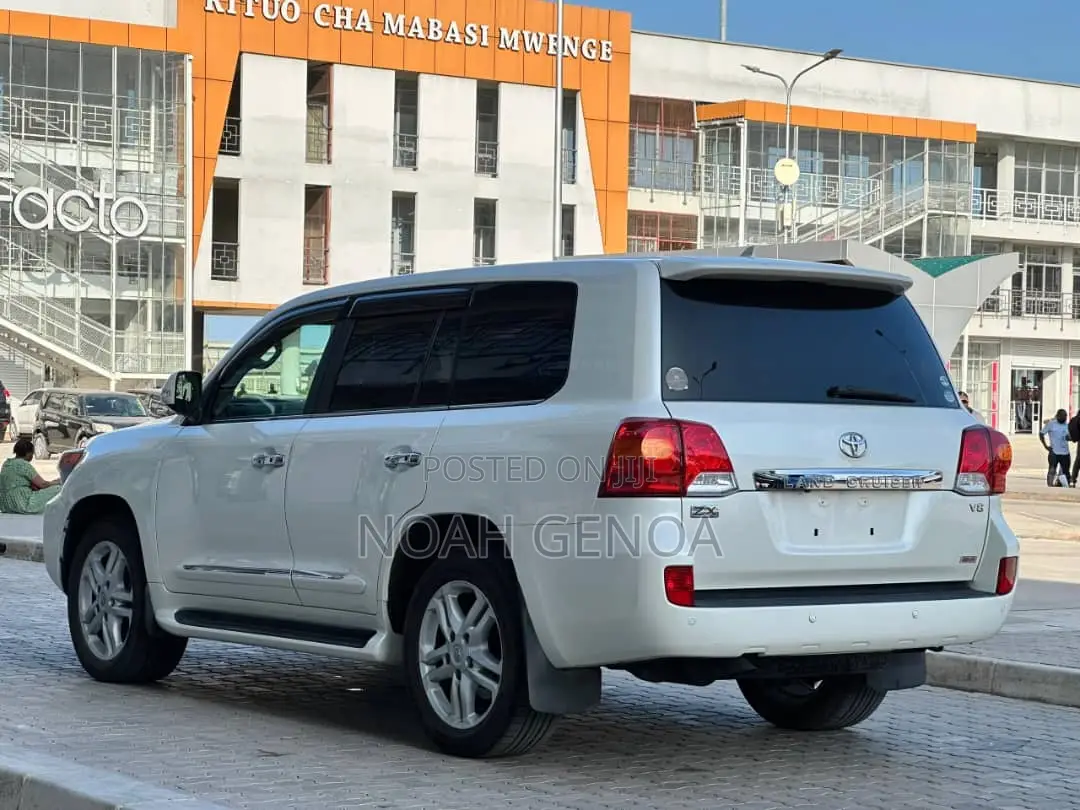 Toyota Land Cruiser 2011 White