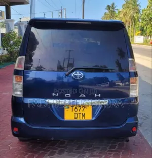 Toyota Noah 2004 Blue