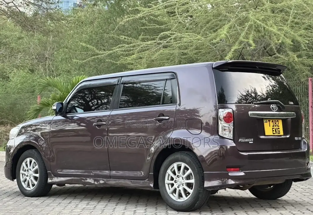 Toyota Corolla Rumion 2013 Brown