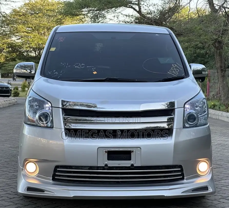 Toyota Noah 2.0 143hp AWD (7 Seater) 2007 Silver