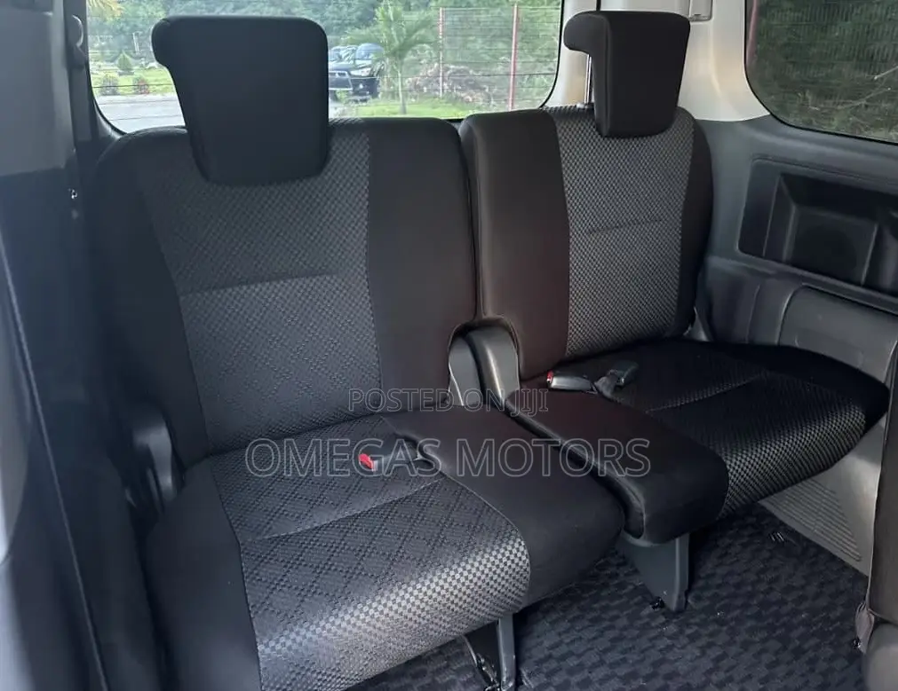 Toyota Noah 2.0 143hp AWD (7 Seater) 2007 Silver