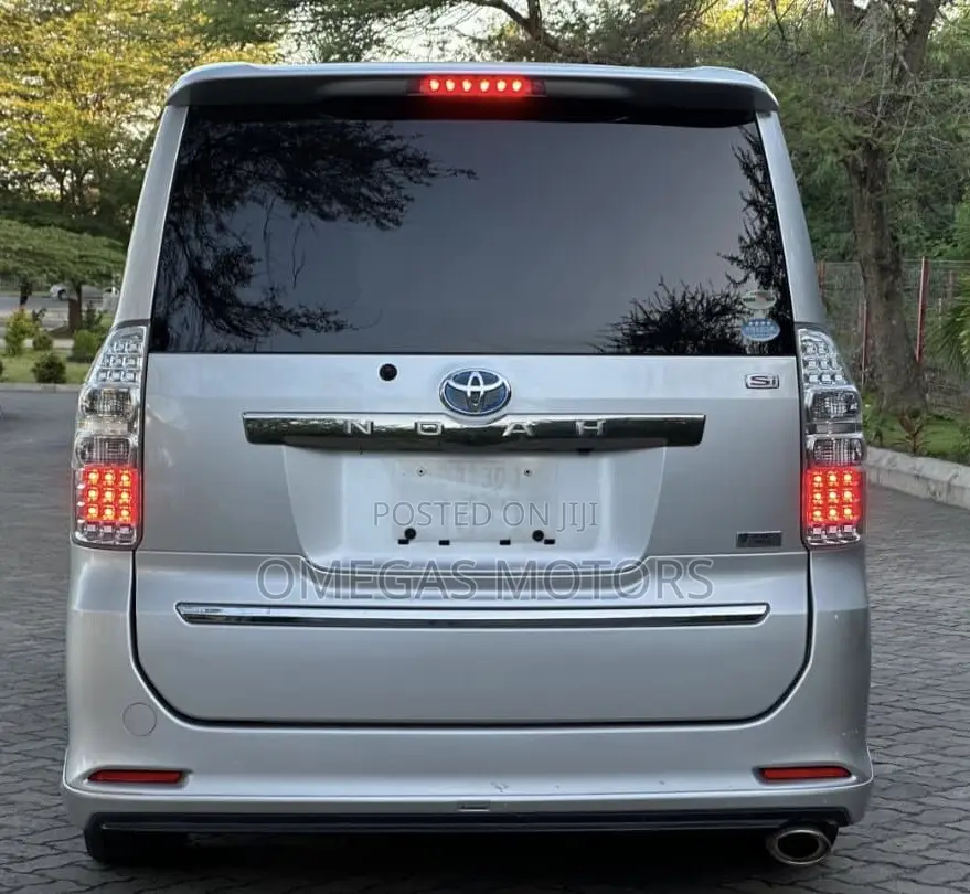 Toyota Noah 2.0 143hp AWD (7 Seater) 2007 Silver