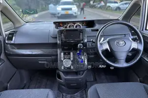 Toyota Noah 2.0 143hp AWD (7 Seater) 2007 Silver