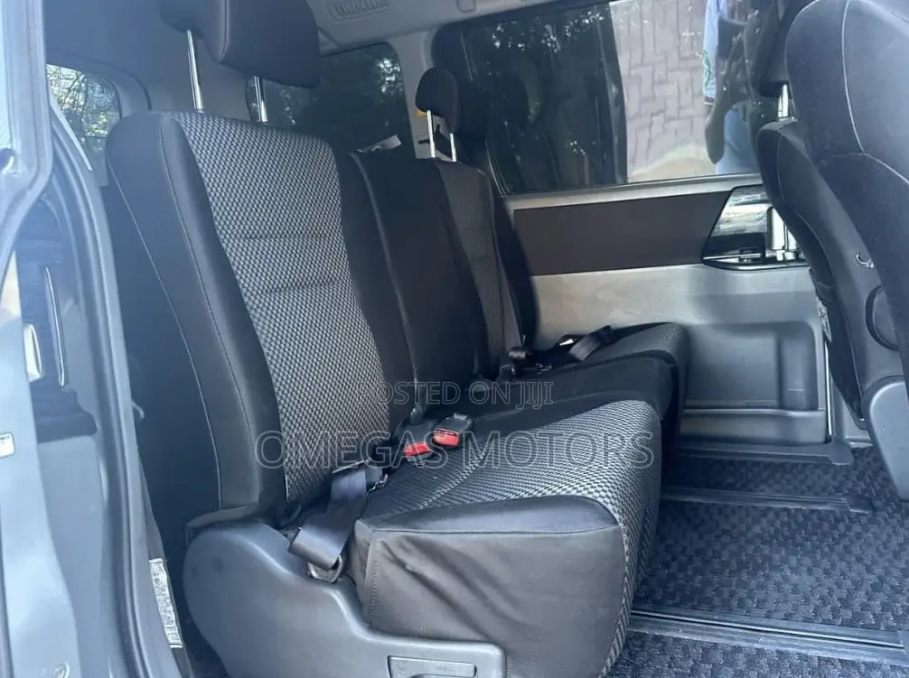 Toyota Noah 2.0 143hp AWD (7 Seater) 2007 Silver