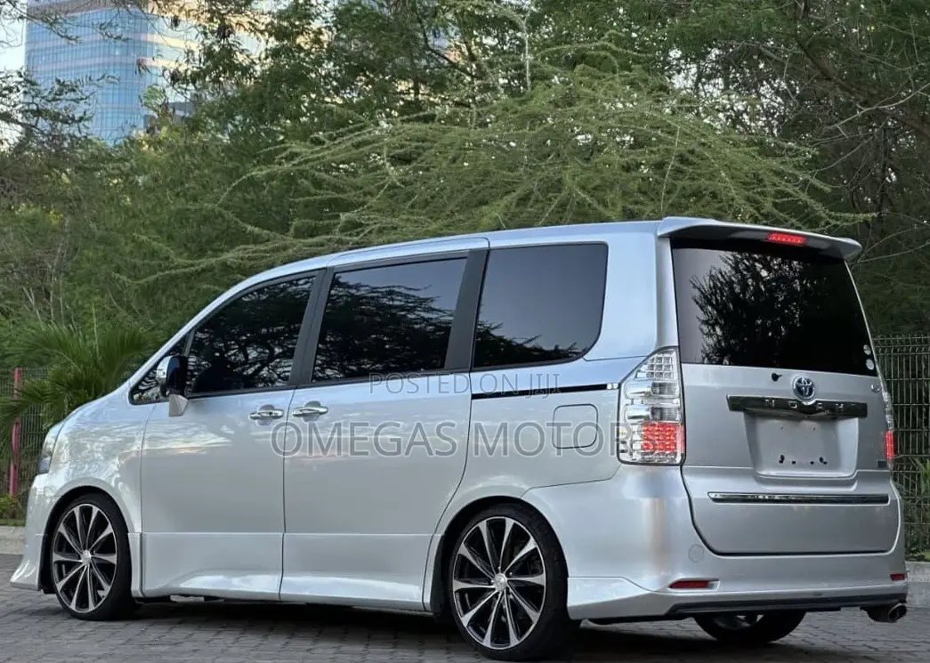 Toyota Noah 2.0 143hp AWD (7 Seater) 2007 Silver