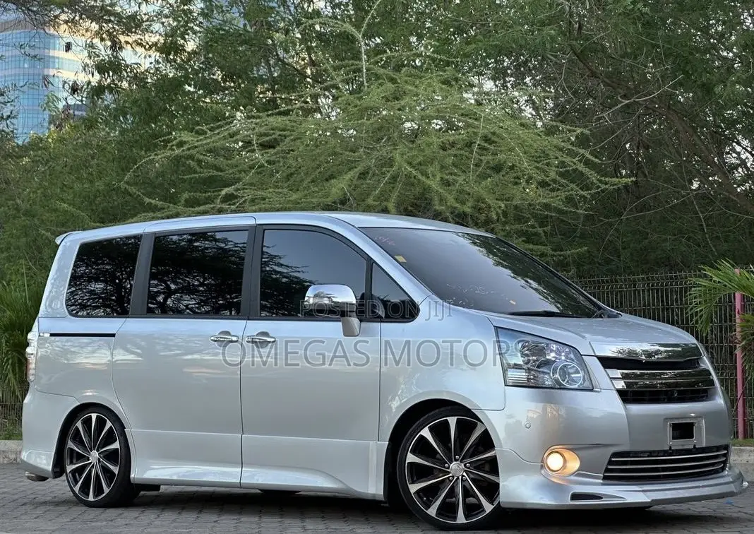Toyota Noah 2.0 143hp AWD (7 Seater) 2007 Silver
