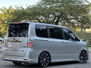 Toyota Noah 2.0 143hp AWD (7 Seater) 2007 Silver