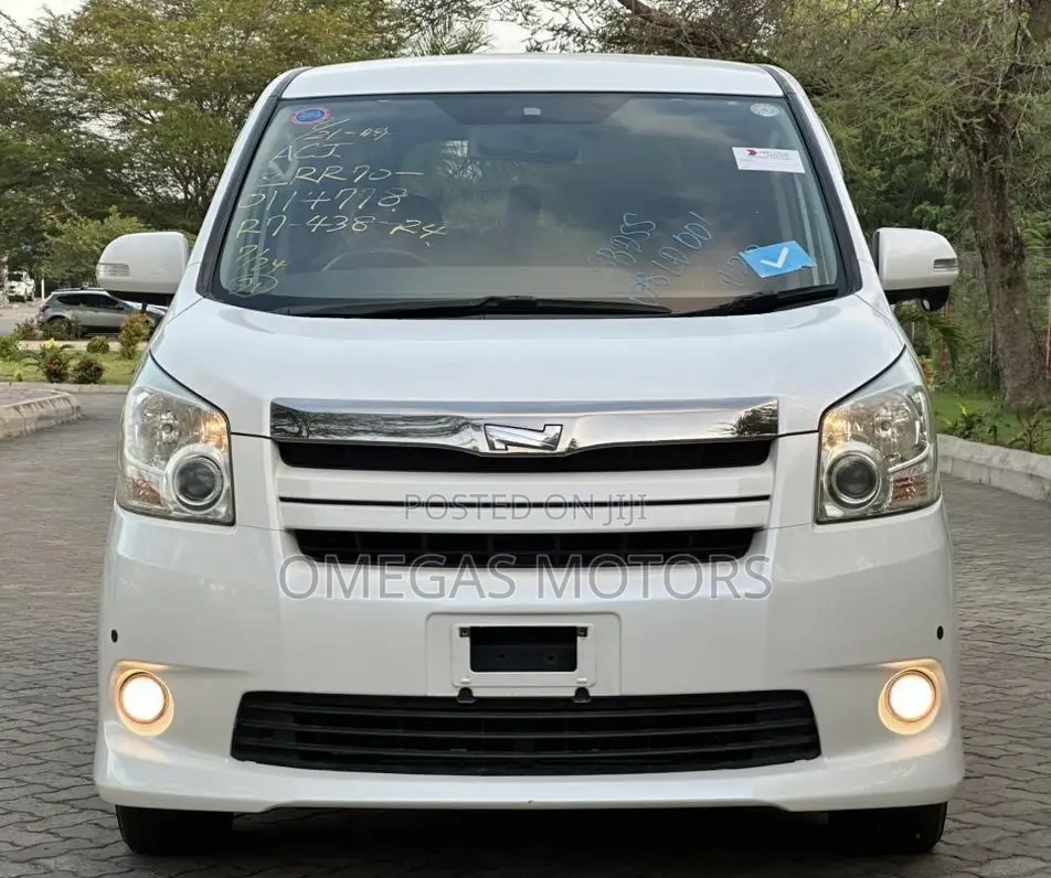 Toyota Noah 2.0 143hp AWD (7 Seater) 2008 White