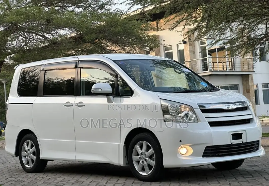 Toyota Noah 2.0 143hp AWD (7 Seater) 2008 White