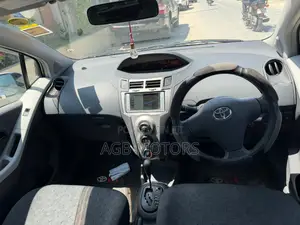 Toyota Vitz 2010 Silver