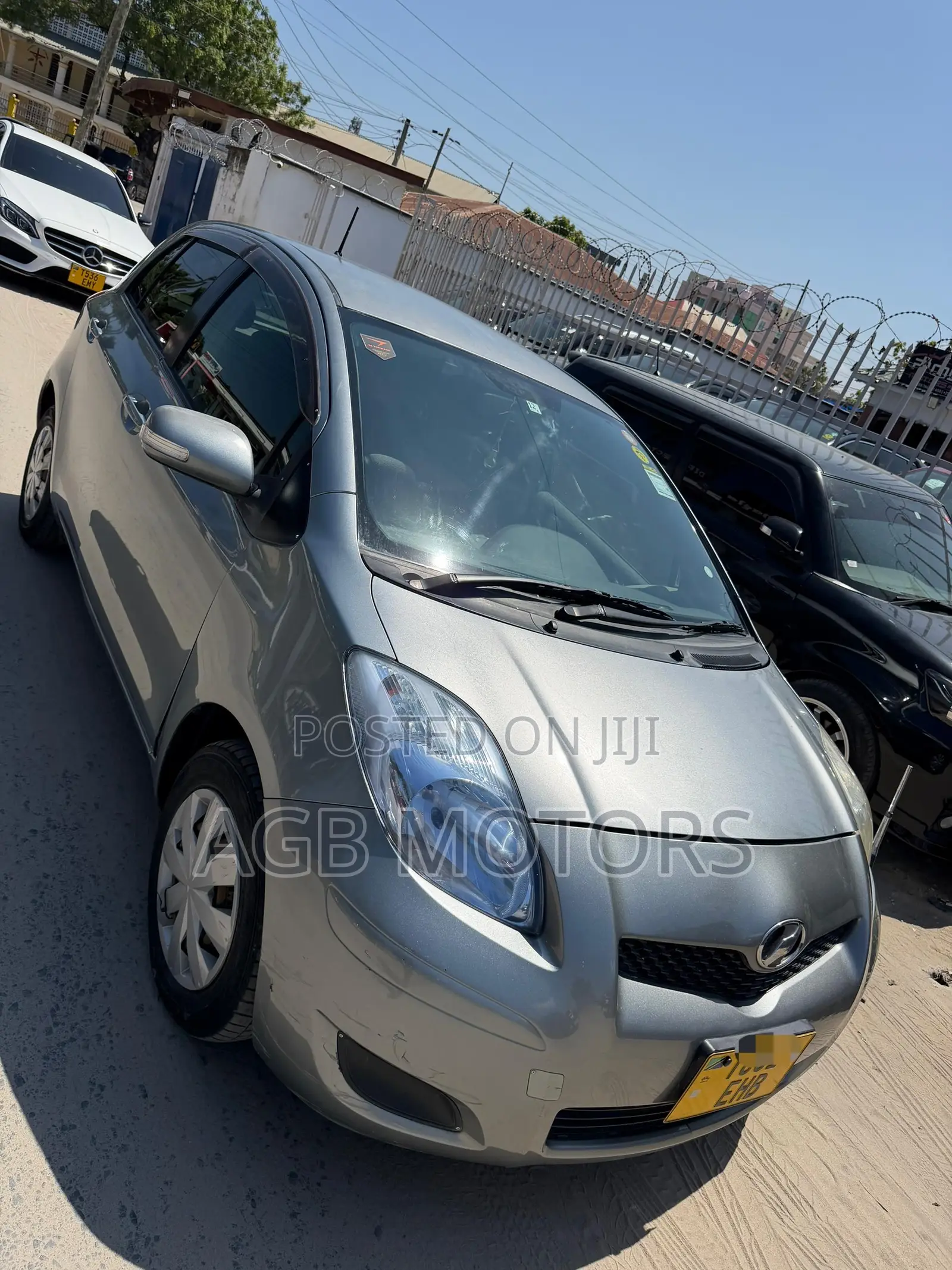 Toyota Vitz 2010 Silver