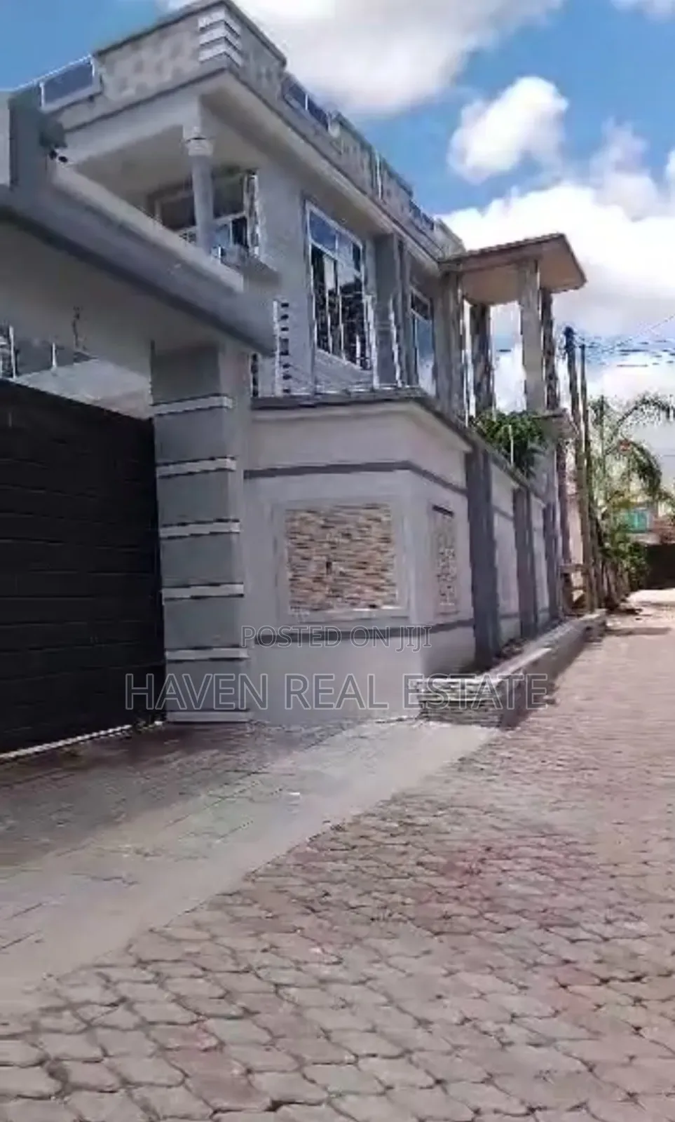 8bdrm House in Kinyerezi for sale