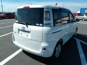 Toyota Sienta 2011 Pearl