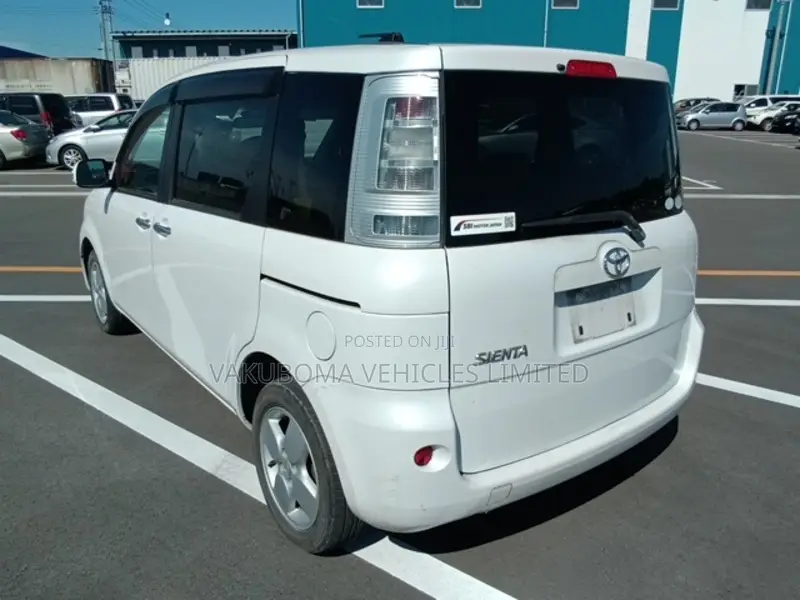 Toyota Sienta 2011 Pearl