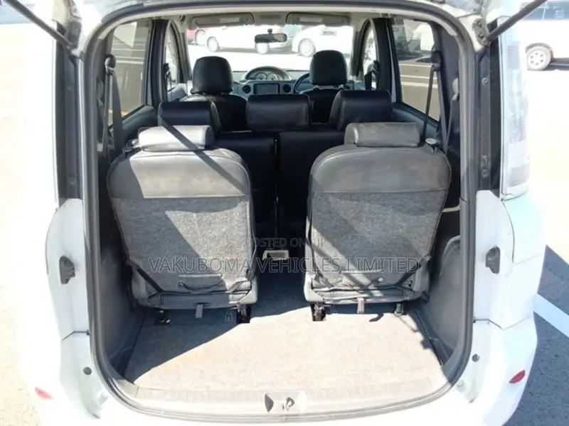 Toyota Sienta 2011 Pearl
