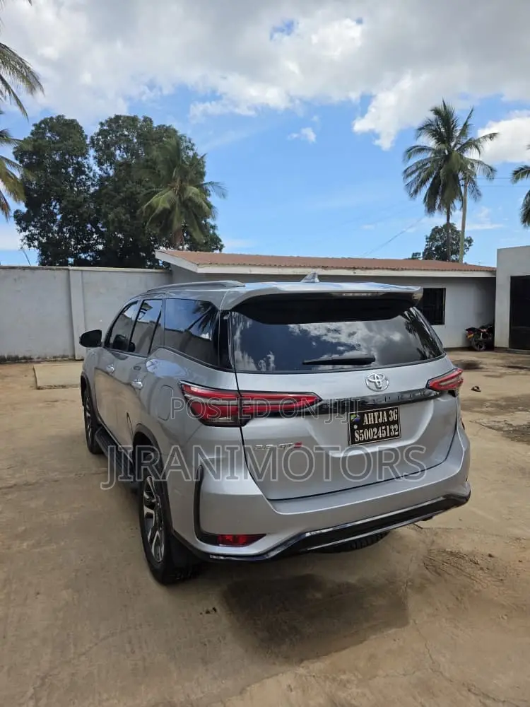 Toyota Fortuner 2.4 D AWD 2024 Silver
