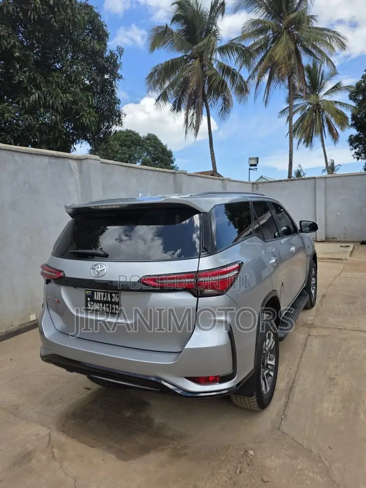 Toyota Fortuner 2.4 D AWD 2024 Silver