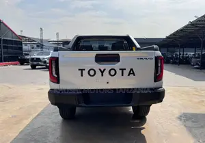 New Toyota Hilux 2025 White
