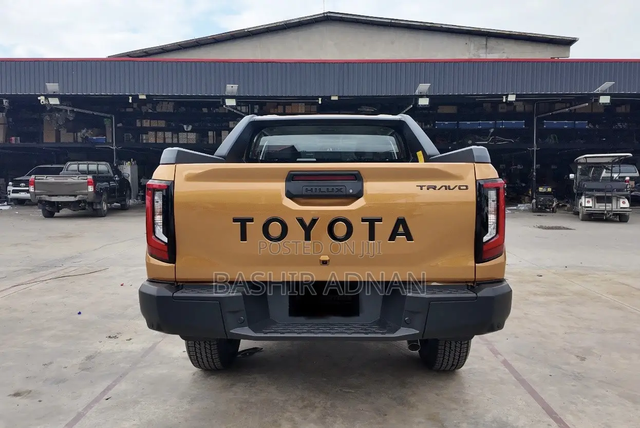 New Toyota Hilux 2025 Orange