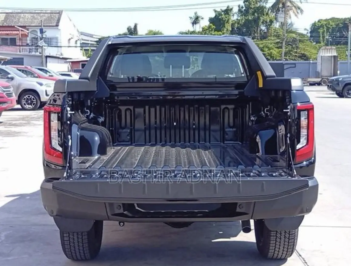 New Toyota Hilux 2025 Black