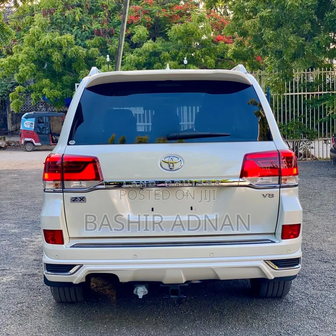Toyota Land Cruiser 4.6 V8 ZX 2017 White