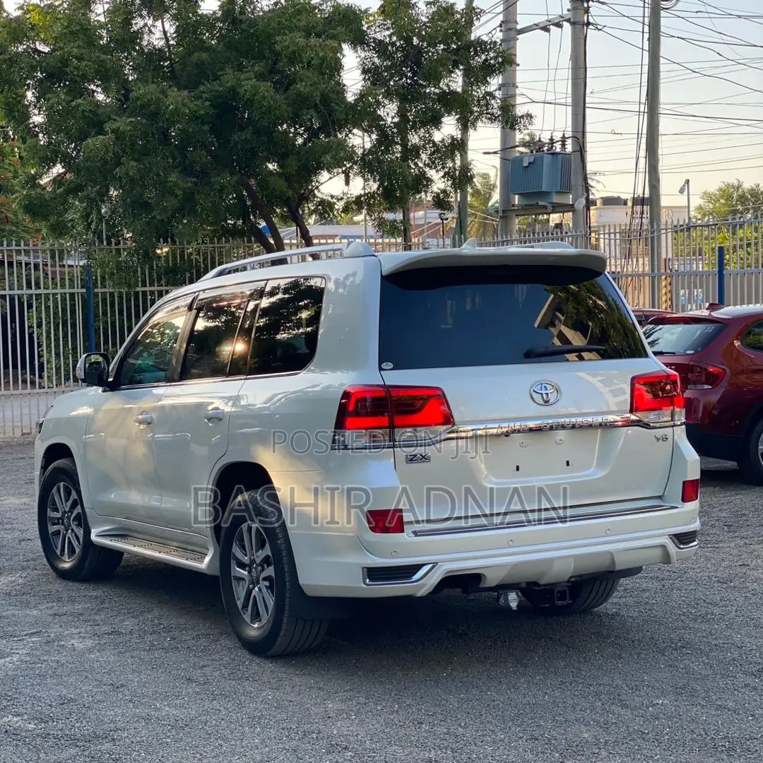 Toyota Land Cruiser 4.6 V8 ZX 2017 White