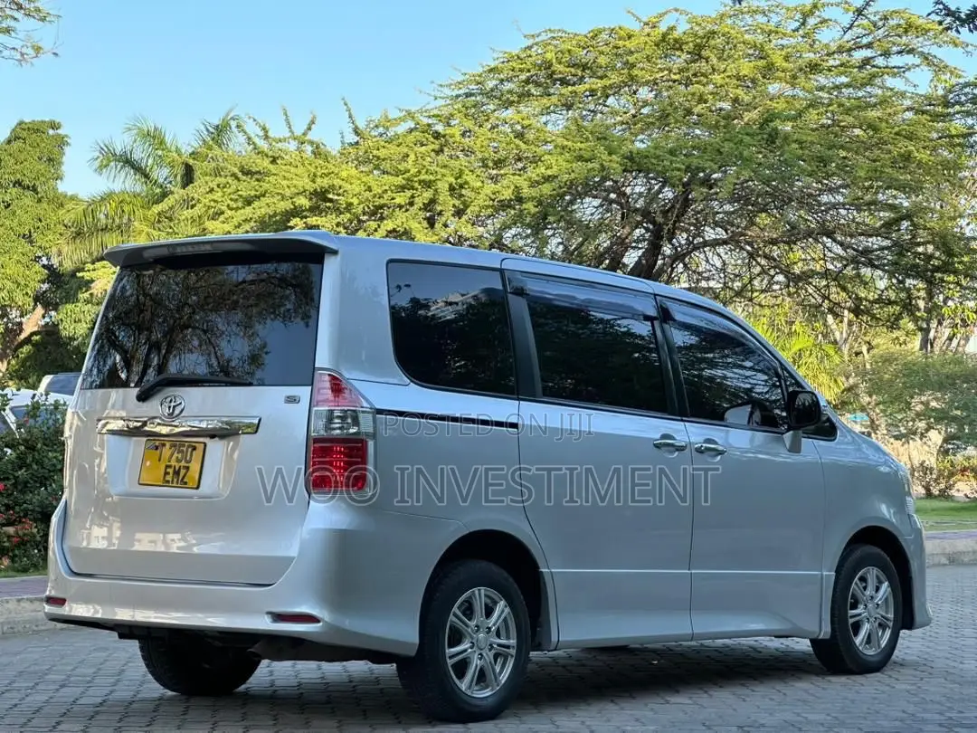 Toyota Noah 2008 Silver