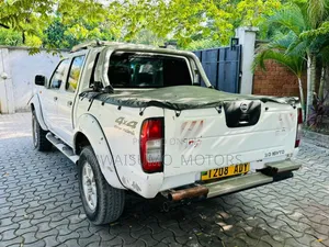 Nissan Hardbody 2009 White
