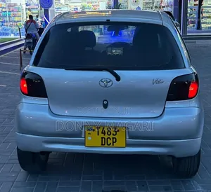 Toyota Vitz 2002 Silver