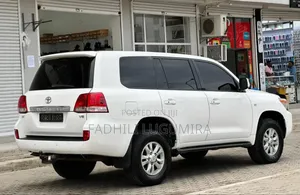 Toyota Land Cruiser 2010 White