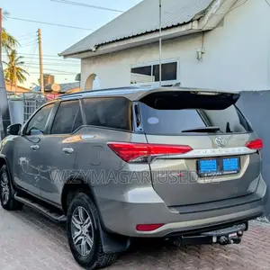 Toyota Fortuner 2022 Gray