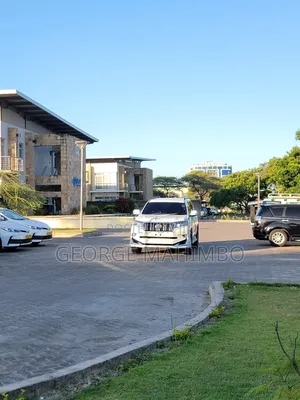 Toyota Land Cruiser Prado 2017 White