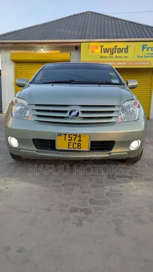 Toyota IST 2005 Gold