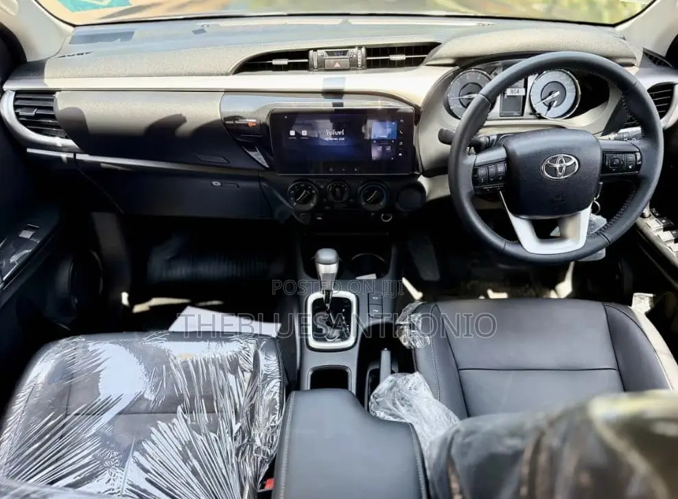 New Toyota Hilux 2025 Gray