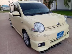 Toyota Sienta 2005 Yellow