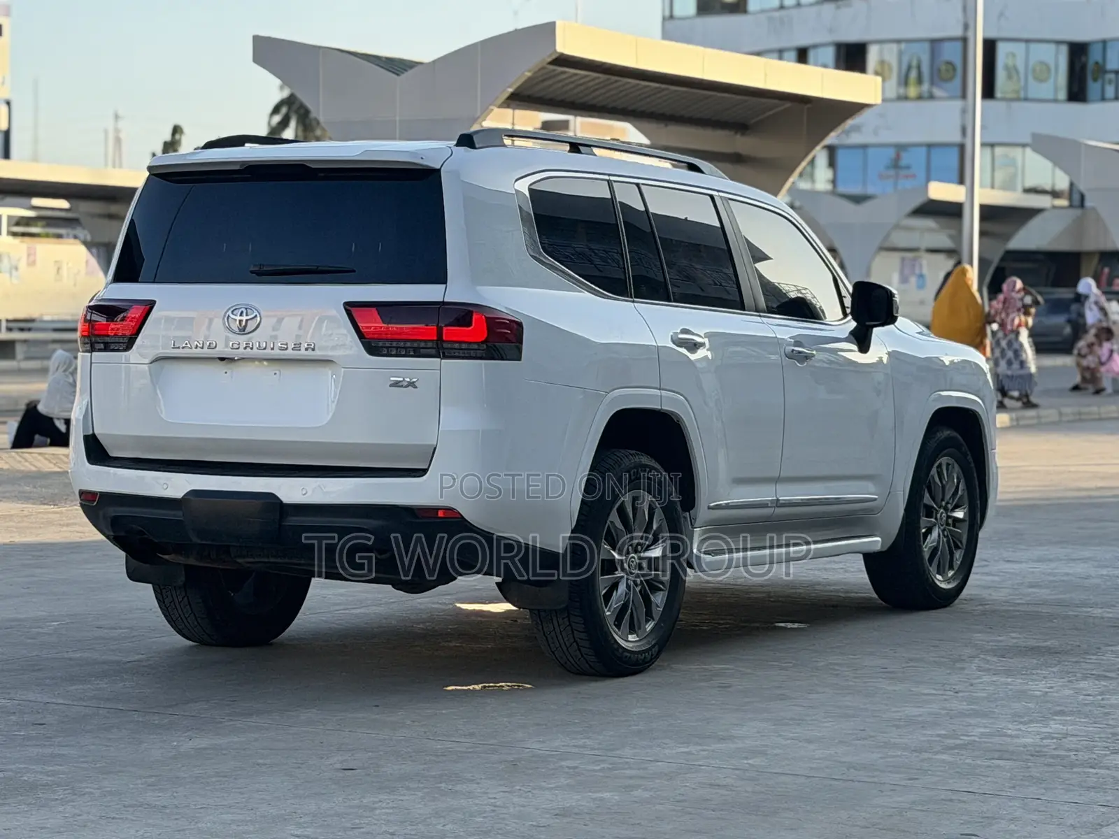 Toyota Land Cruiser LC300 2023 White